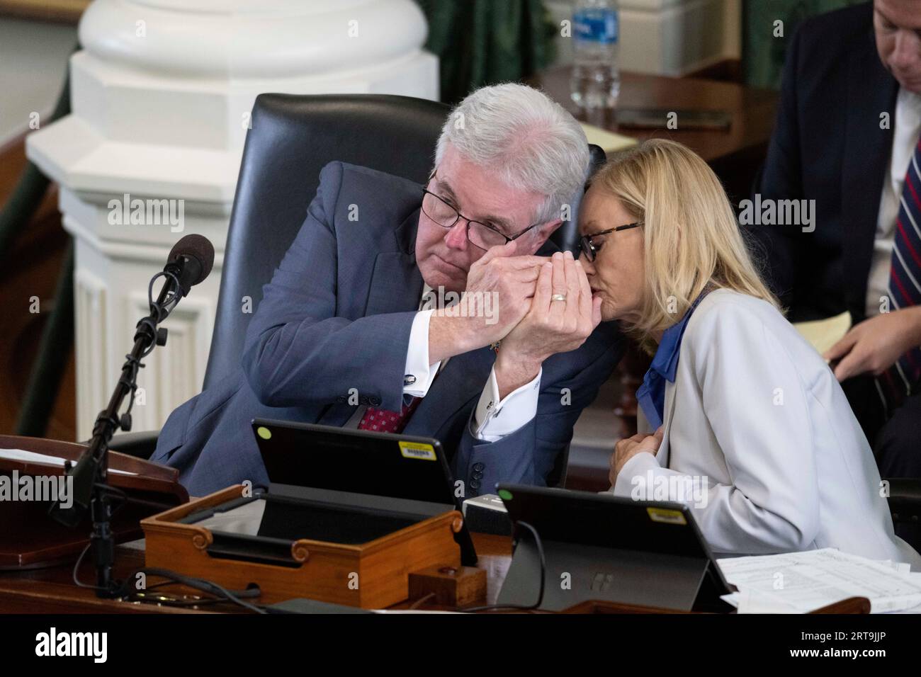 Austin, Texas, États-Unis, septembre 11 2023 : le lieutenant-gouverneur du Texas DAN PATRICK (à gauche) et la conseillère juridique LANA MYERS chuchotent lors d'une décision rendue le 5e jour du procès de destitution du procureur général du Texas Ken Paxton suspendu au Sénat du Texas. Patrick, qui n'est pas avocat, est juge du procès, avec l'aide de Myers, un juge de district à la retraite. Crédit : Bob Daemmrich/Alamy Live News Banque D'Images Austin, Texas, États-Unis, septembre 11 2023 : le lieutenant-gouverneur du Texas DAN PATRICK (à gauche) et la conseillère juridique LANA MYERS chuchotent lors d'une décision rendue le 5e jour du procès de destitution du procureur général du Texas Ken Paxton suspendu au Sénat du Texas. Patrick, qui n'est pas avocat, est juge du procès, avec l'aide de Myers, un juge de district à la retraite. Crédit : Bob Daemmrich/Alamy Live News Banque D'Images