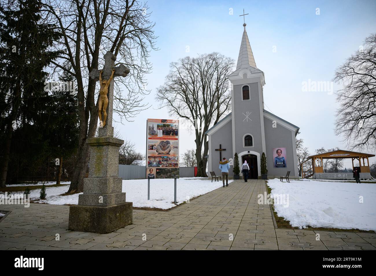L'église de notre-Dame des sept douleurs tenant les reliques de la Bienheureuse Anna Kolesárová à Vysoká nad Uhom, en Slovaquie, où elle a vécu. Banque D'Images