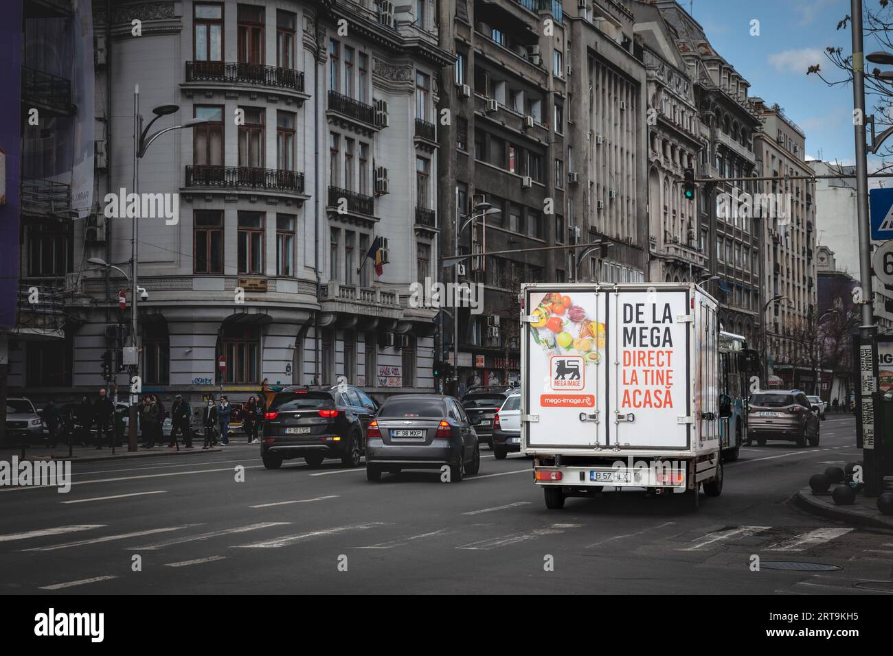 Photo d'un camion avec le logo de Mega image dans le centre-ville de Bucarest, Roumanie. MEGA image est une chaîne de supermarchés, établie en Roumanie en Banque D'Images