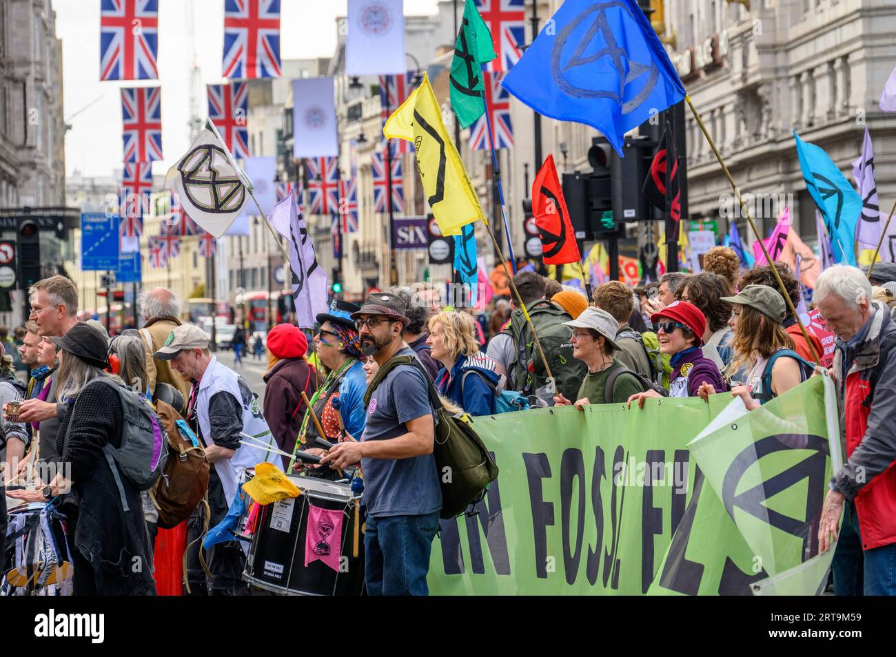 LONDRES - 24 avril 2023 : assistez à la vibrante manifestation XR sur le Strand, où les drapeaux de l'Union Jack flottent au-dessus de la foule passionnée qui plaide pour le clima Banque D'Images