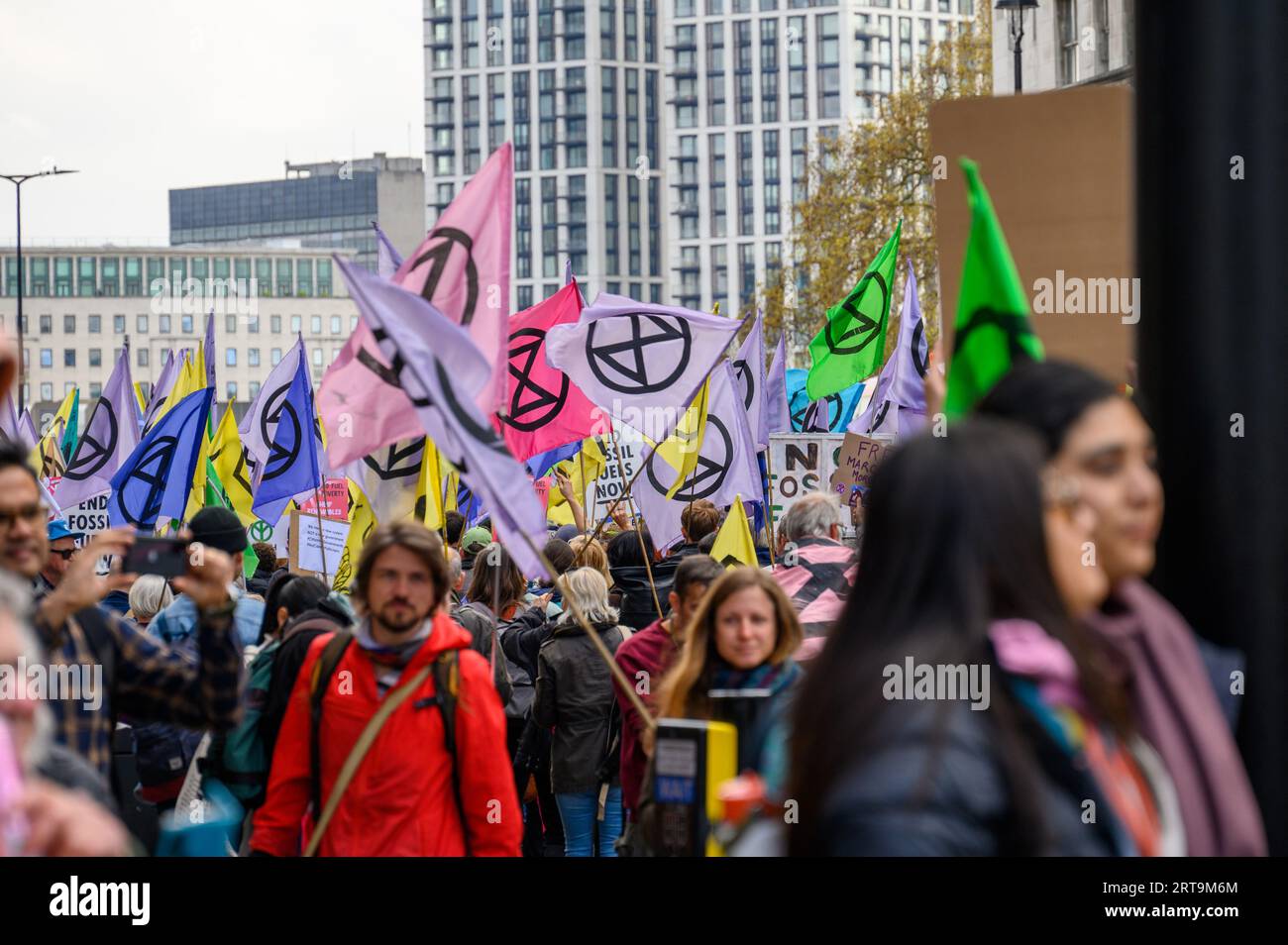 LONDRES - 24 avril 2023 : Londres prend vie avec une extinction vibrante des drapeaux de protestation de la rébellion agitant alors que les militants de XR marchent pour l'action climatique. Banque D'Images