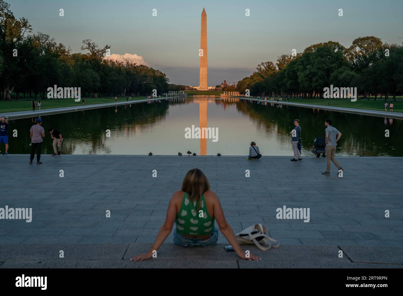 Washington, DC, États-Unis. 11 septembre 2023. Les touristes voient le Washington Monument sur le National Mall à Washington, DC, le 11 septembre 2023. (Photo de Nathan Howard/Sipa USA) crédit : SIPA USA/Alamy Live News Banque D'Images