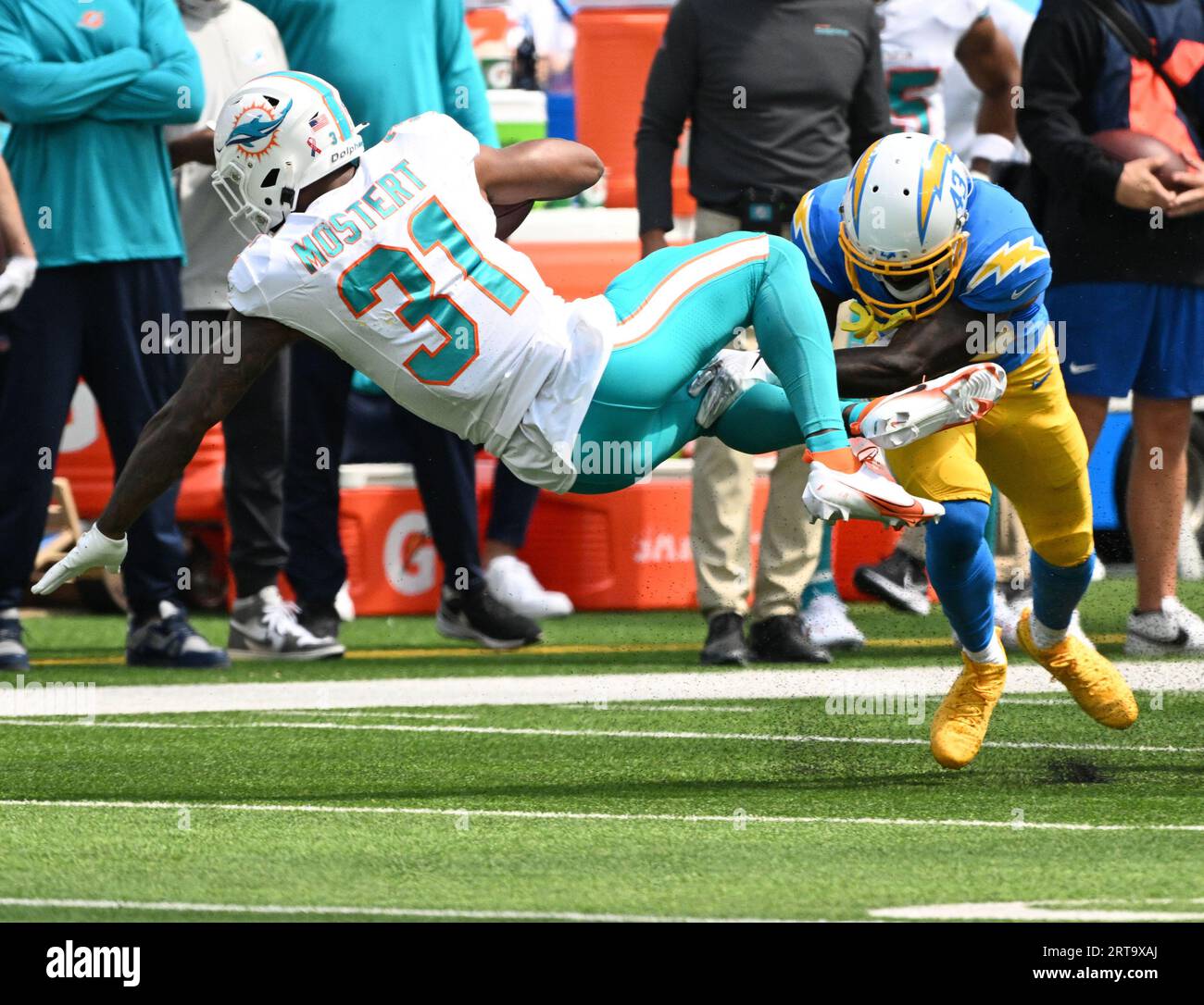 Inglewood, États-Unis. 10 septembre 2023. Les dauphins en arrière Raheem Mostert (31) plongent pour le yardage ont dépassé le cornerback des Chargers Michael Davis lors du troisième quart d'action au SOFI Stadium à Inglewood, Californie, le dimanche 10 septembre 2023. Les Dolphins ont battu les Chargers 36-34. Photo de Jon SooHoo/UPI crédit : UPI/Alamy Live News Banque D'Images