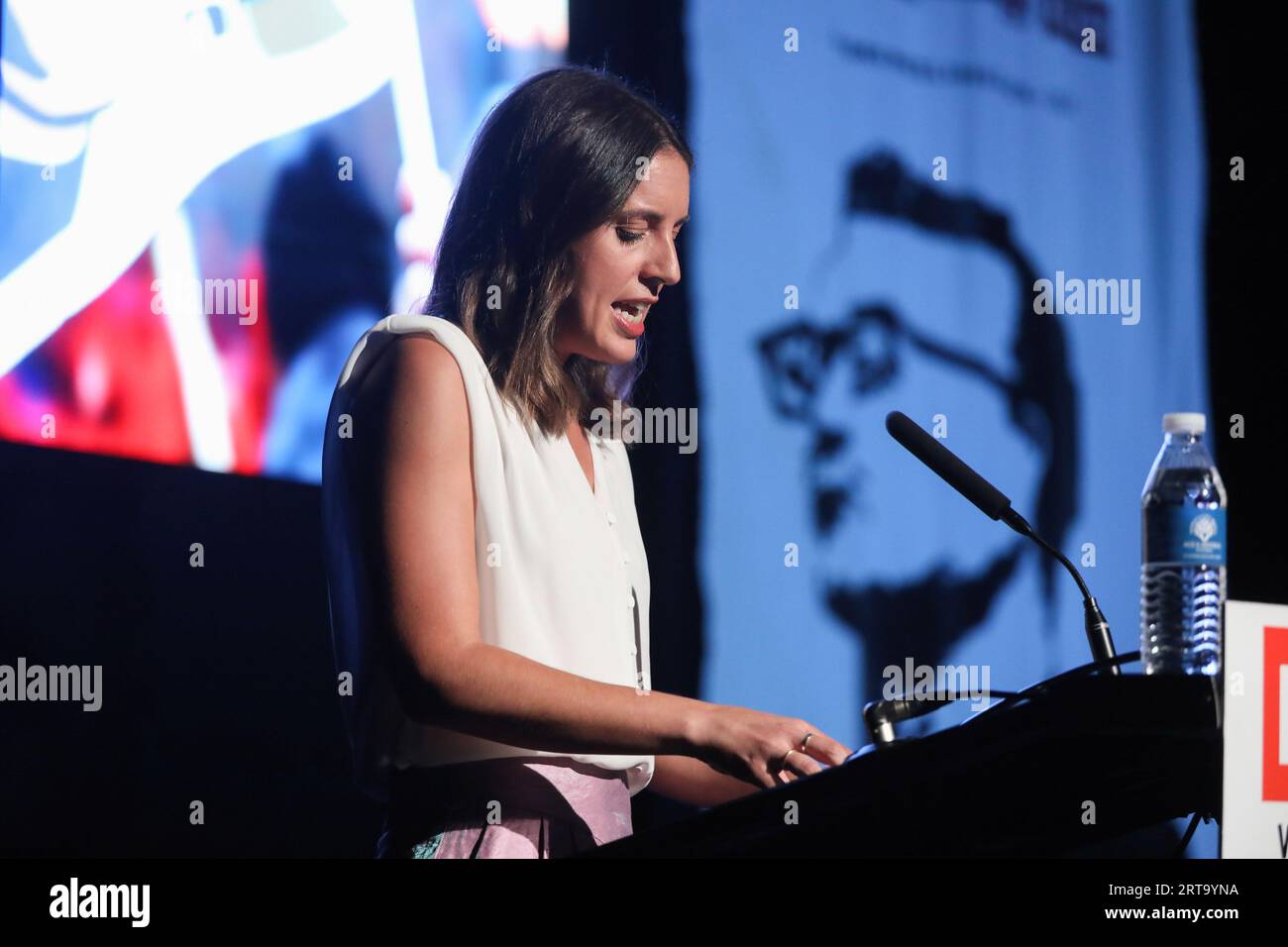 Madrid, Espagne. 11 septembre 2023. Irene Montero, ministre de l'égalité par intérim, s'adresse aux personnes présentes lors d'une commémoration du 50e anniversaire du coup d'État au Chili. A l'occasion du 50e anniversaire du coup d'Etat chilien de 1973 d'Augusto Pinochet contre le président Salvador Allende, un événement est organisé au siège des Commissions ouvrières (CCOO) à Madrid. Crédit : SOPA Images Limited/Alamy Live News Banque D'Images