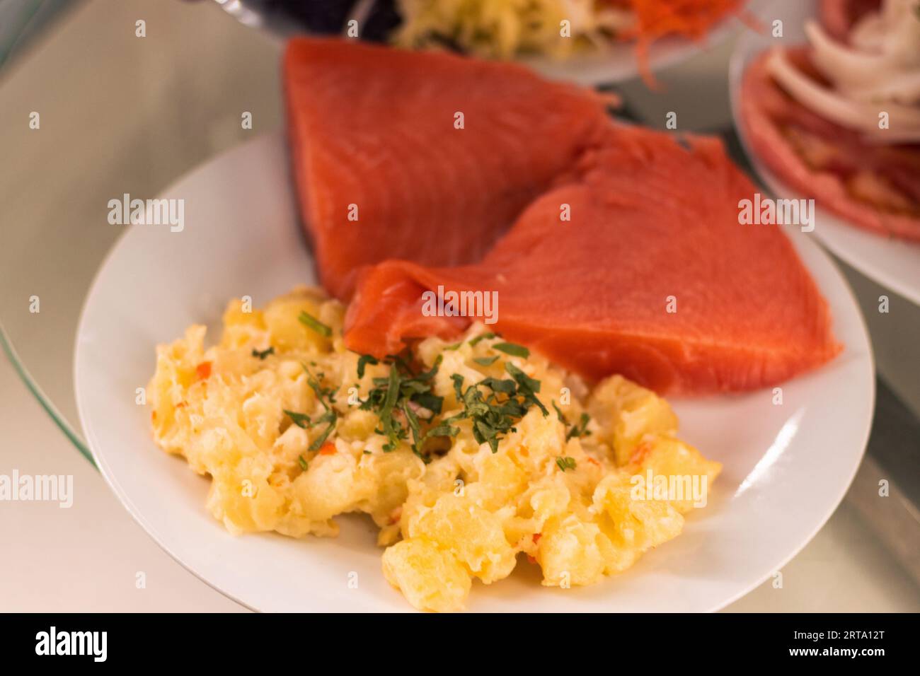 Menu et plats frais d'un restaurant avec des plats chiliens prêts à être servis et appréciés Banque D'Images