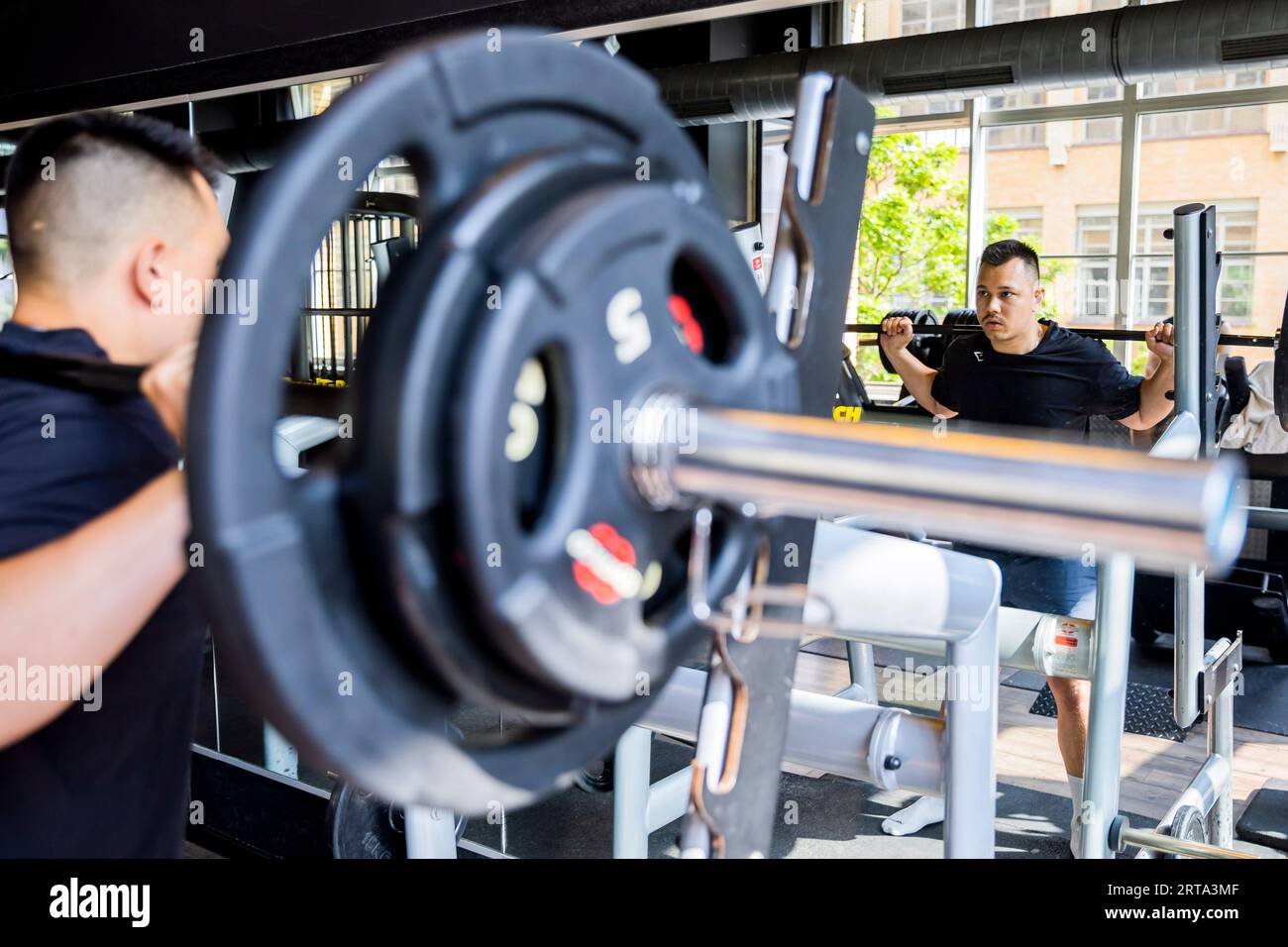 Berlin, Allemagne. 04 juillet 2023. Armin Stolle, joueur de football américain et étudiant, entraîne des squats dans une salle de gym à Berlin-Wedding. Crédit : Christoph Soeder/dpa/Alamy Live News Banque D'Images