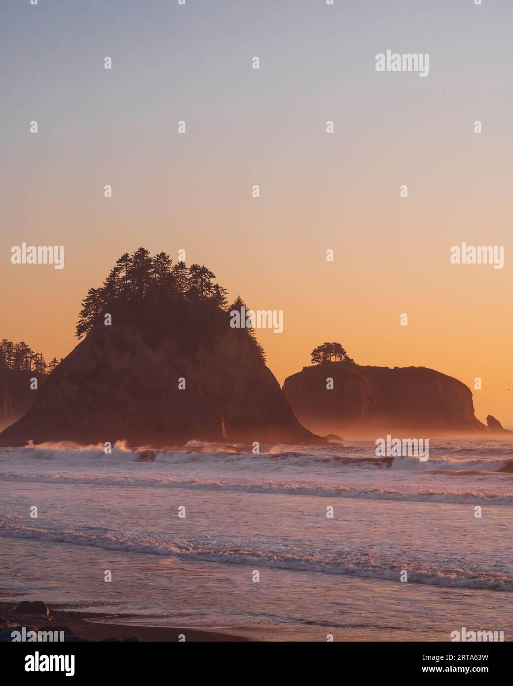 Coucher de soleil sur la plage de Rialto dans le comté de Clallam, WA Banque D'Images