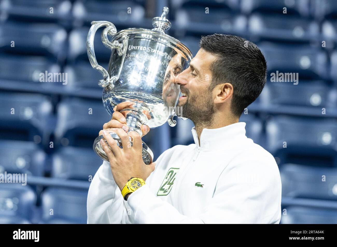 Novak Djokovic vainqueur du championnat masculin de l'US Open pose avec trophée à l'intérieur du stade Arthur Ashe au Billie Jean King tennis Center à New York le 10 septembre 2023. Banque D'Images