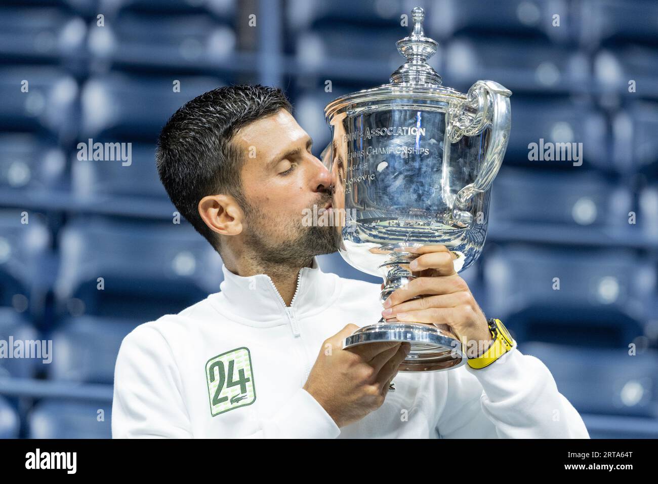 Novak Djokovic vainqueur du championnat masculin de l'US Open pose avec trophée à l'intérieur du stade Arthur Ashe au Billie Jean King tennis Center à New York le 10 septembre 2023. Banque D'Images