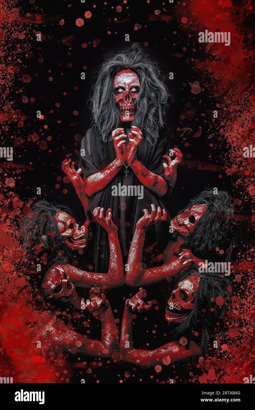 Spooky Halloween concept d'adoration sanglante du diable à satan en enfer avec des maux sanglants de l'enfer dans un fond sombre avec des éclaboussures de sang Banque D'Images