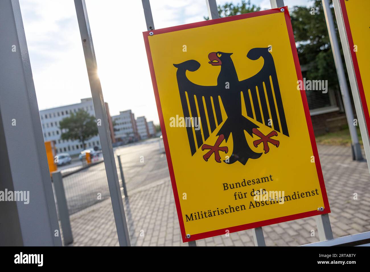 Cologne, Allemagne. 11 septembre 2023. Un panneau pour le Service de contre-espionnage militaire (MAD) est accroché sur la clôture de la caserne Konrad Adenauer à Cologne. Crédit : Thomas Banneyer/dpa/Alamy Live News Banque D'Images