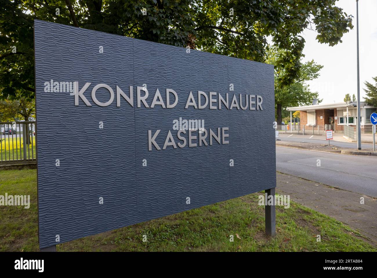 Cologne, Allemagne. 11 septembre 2023. L'entrée de la caserne Konrad Adenauer à Cologne. Entre autres, le complexe abrite également le quartier général du Service de contre-espionnage militaire (MAD). Crédit : Thomas Banneyer/dpa/Alamy Live News Banque D'Images