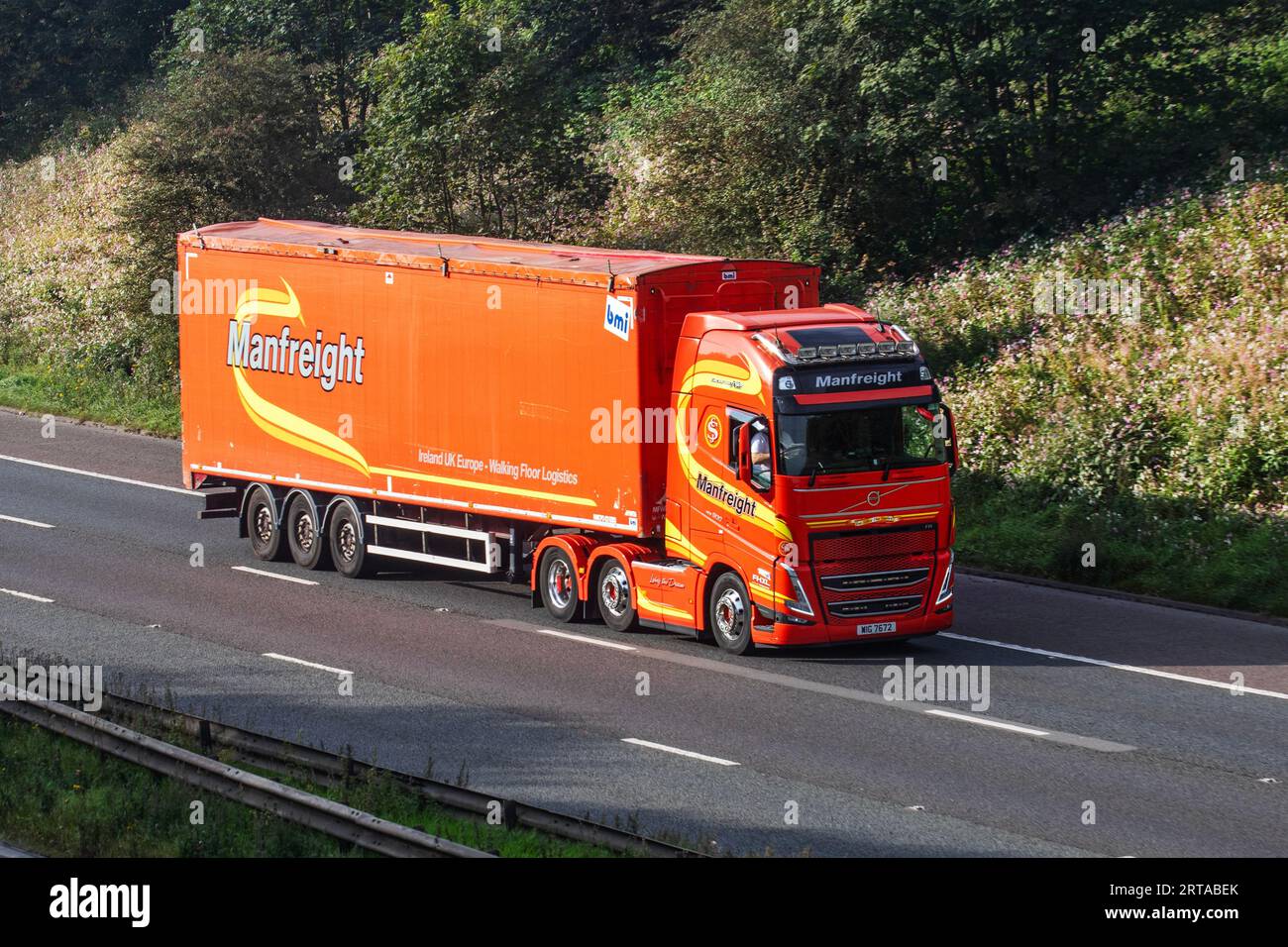 2023 Volvo Diesel 12777 cc ManFreight 'Walking Frame Logistics' voyageant à grande vitesse sur l'autoroute M6 dans le Grand Manchester, Royaume-Uni Banque D'Images