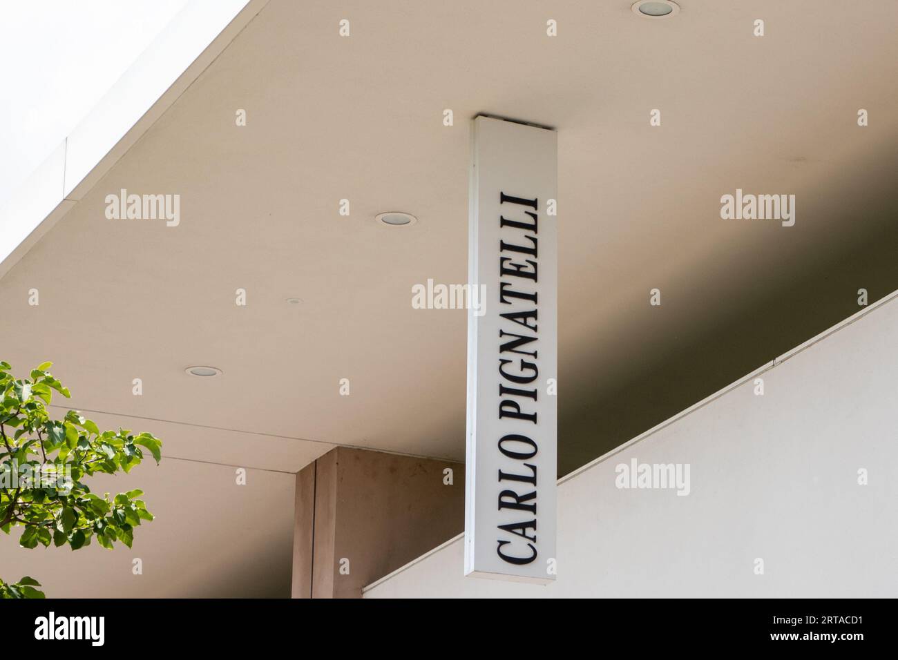 Milan , Italie - 08 29 2023 : carlo pignatelli signe texte façade boutique et logo magasin de marque sur entrée murale boutique de vêtements de mode chaîne principale str Banque D'Images