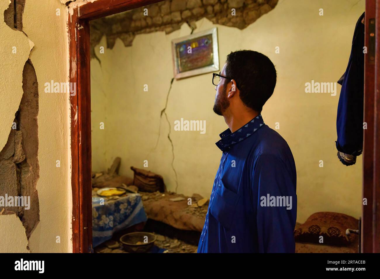 Moulay Brahim, Maroc. 11 septembre 2023. Un homme est vu montrant les dommages causés à sa maison par le tremblement de terre. Les petits villages fermiers de la périphérie de Marrakech ont été les plus touchés par le tremblement de terre qui a frappé le Maroc, l’aide gouvernementale tarde à les atteindre en raison de leur éloignement et des dommages causés aux routes. (Photo Davide Bonaldo/SOPA Images/Sipa USA) crédit : SIPA USA/Alamy Live News Banque D'Images
