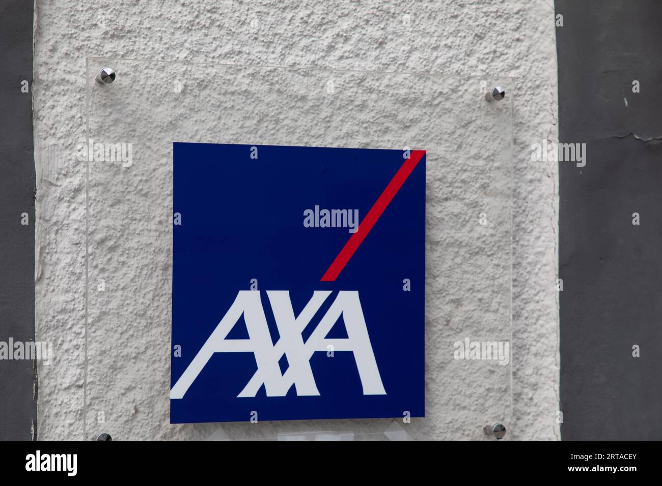 Bordeaux , France - 09 01 2023 : texte du logo axa et marque signe de l'agence française de la façade de la banque et du bureau d'assurance Banque D'Images