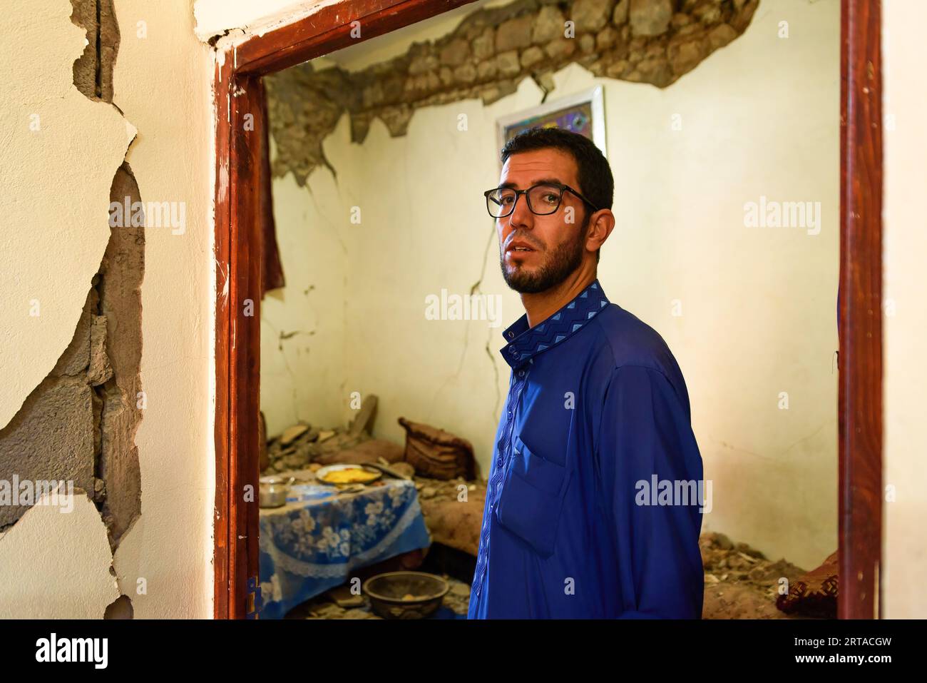 Moulay Brahim, Maroc. 11 septembre 2023. Un homme est vu montrant les dommages causés à sa maison par le tremblement de terre. Les petits villages fermiers de la périphérie de Marrakech ont été les plus touchés par le tremblement de terre qui a frappé le Maroc, l’aide gouvernementale tarde à les atteindre en raison de leur éloignement et des dommages causés aux routes. (Photo Davide Bonaldo/SOPA Images/Sipa USA) crédit : SIPA USA/Alamy Live News Banque D'Images