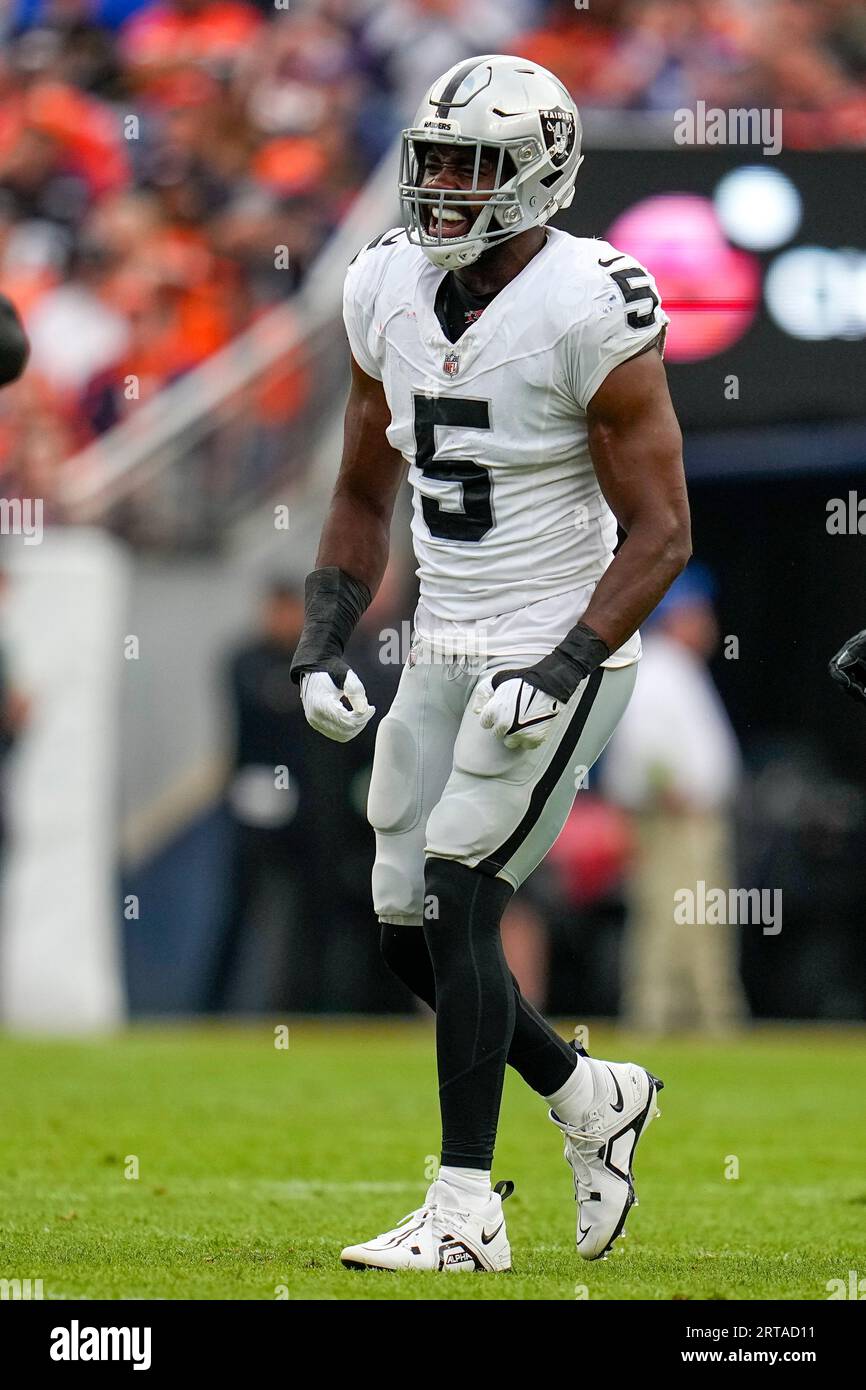 Las Vegas Raiders linebacker Divine Diablo (5) reacts to a stop against the Denver Broncos during an NFL football game Sunday, Sept. 10, 2023, in Denver. (AP Photo/Jack Dempsey) Banque D'Images