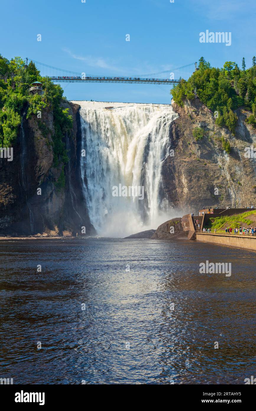 Pont au-dessus d'une cascade Banque D'Images