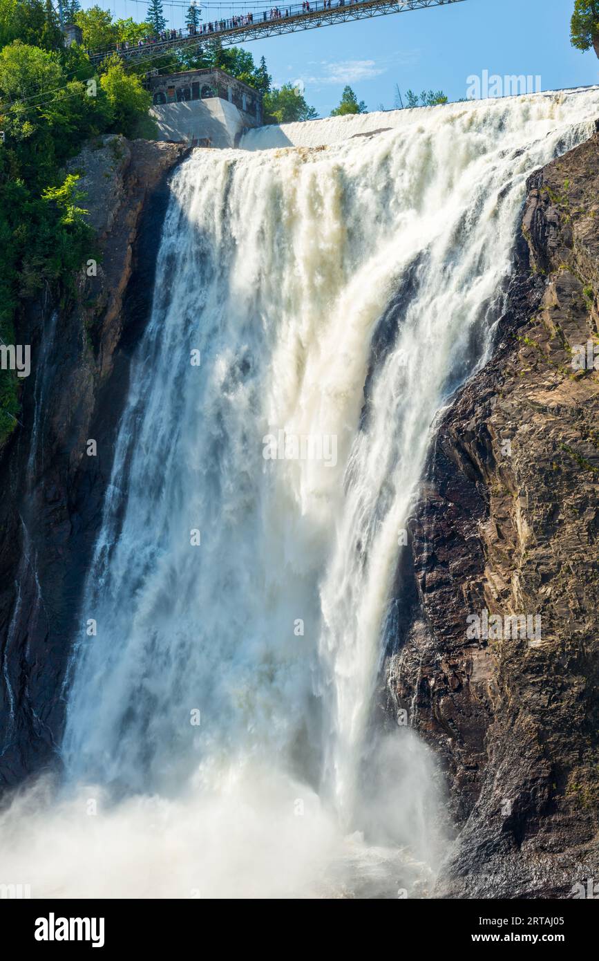 Pont au-dessus d'une cascade Banque D'Images