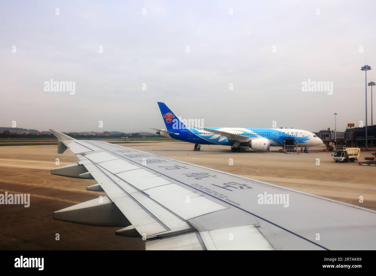 Guangzhou, Chine - 3 avril 2019 : emplacement de l'avion de ligne à l'aéroport de Guangzhou Baiyun, ville de Guangzhou, province du Guangdong, Chine Banque D'Images