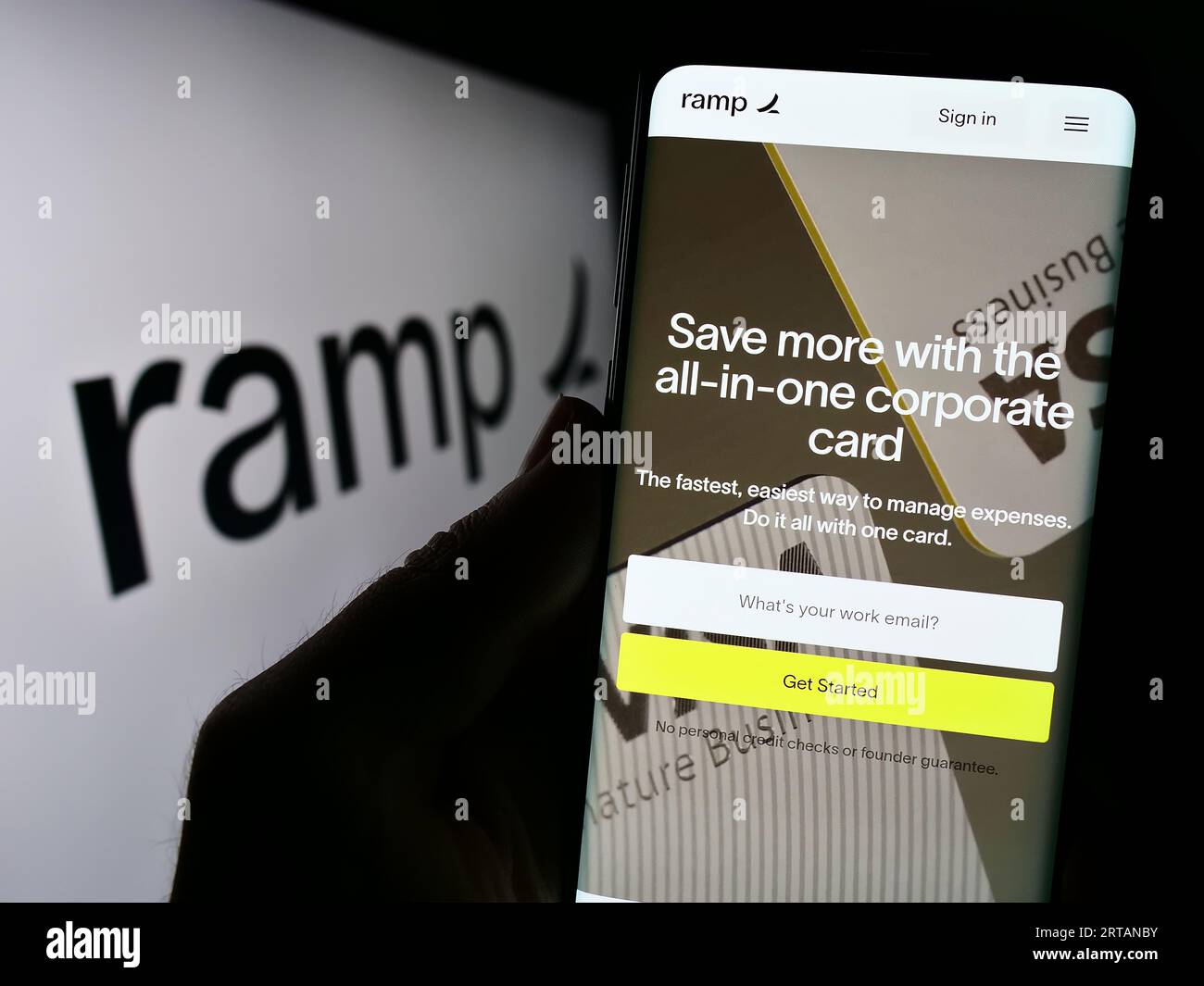 Personne tenant le smartphone avec la page Web de la société de logiciels américaine Ramp Business Corporation sur l'écran avec logo. Concentrez-vous sur le centre de l'écran du téléphone. Banque D'Images