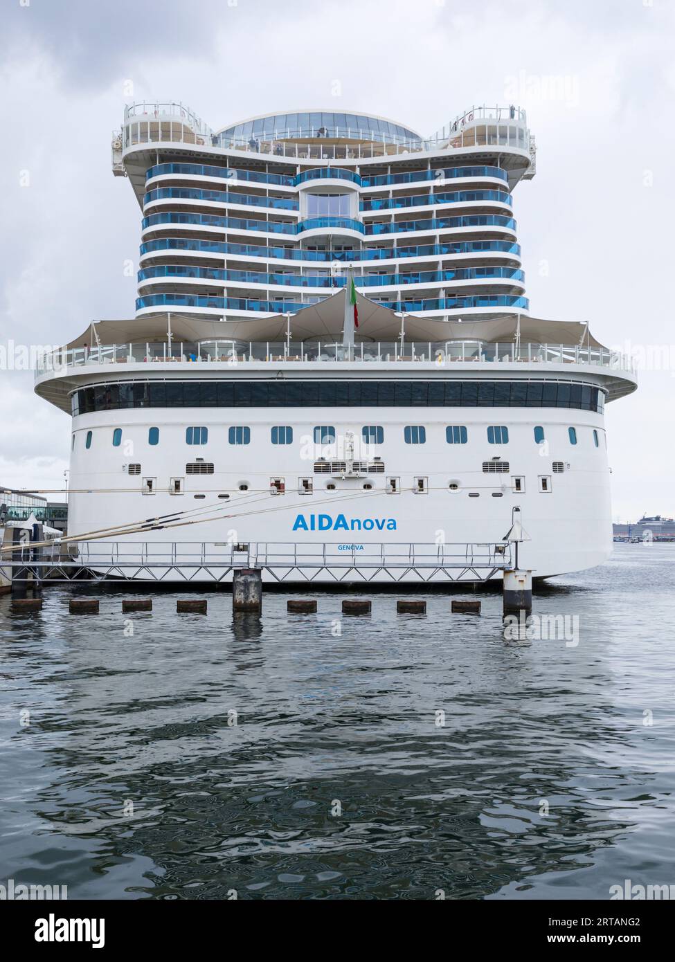 Kiel, Allemagne – 22 juillet 2023 : vue arrière du bateau de croisière AIDAnova amarré à Ostseekai. Banque D'Images