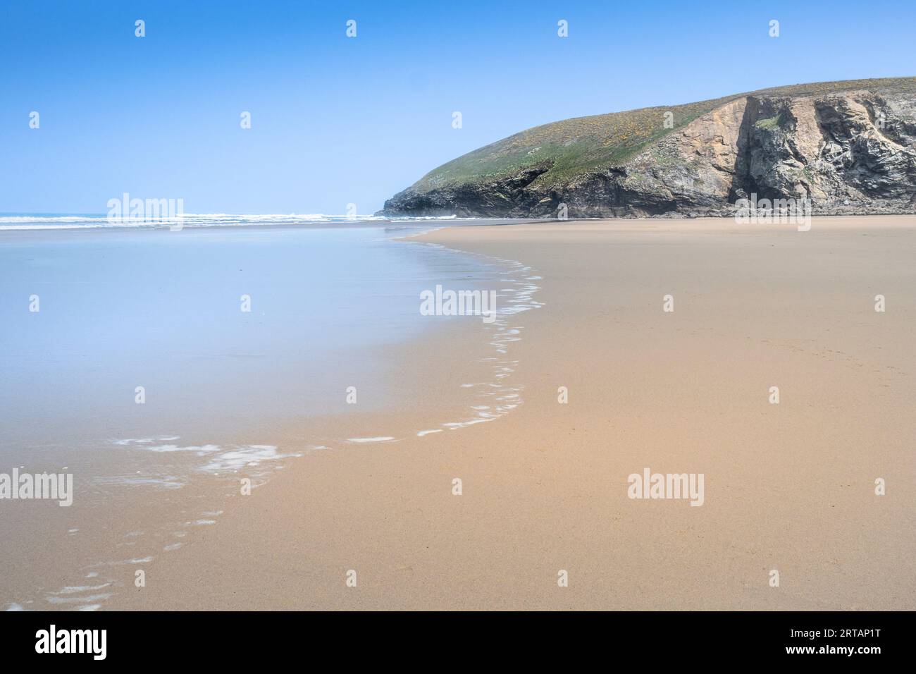 Marée basse à la plage de Mawgan Porth à Cornwall au Royaume-Uni. Banque D'Images