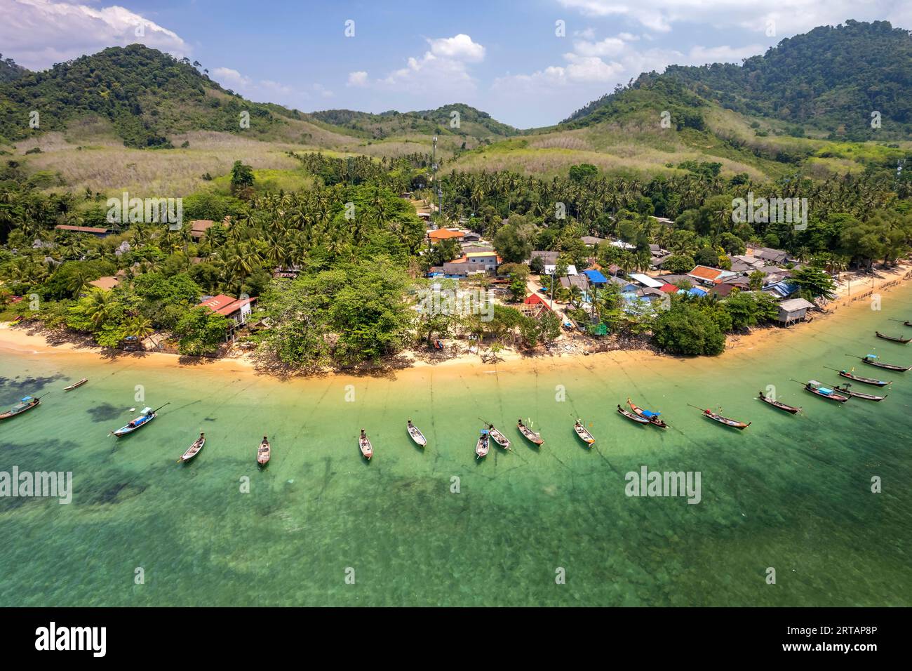 Village de pêcheurs vu des airs, île de Koh Libong dans la mer d'Andaman, Thaïlande, Asie Banque D'Images