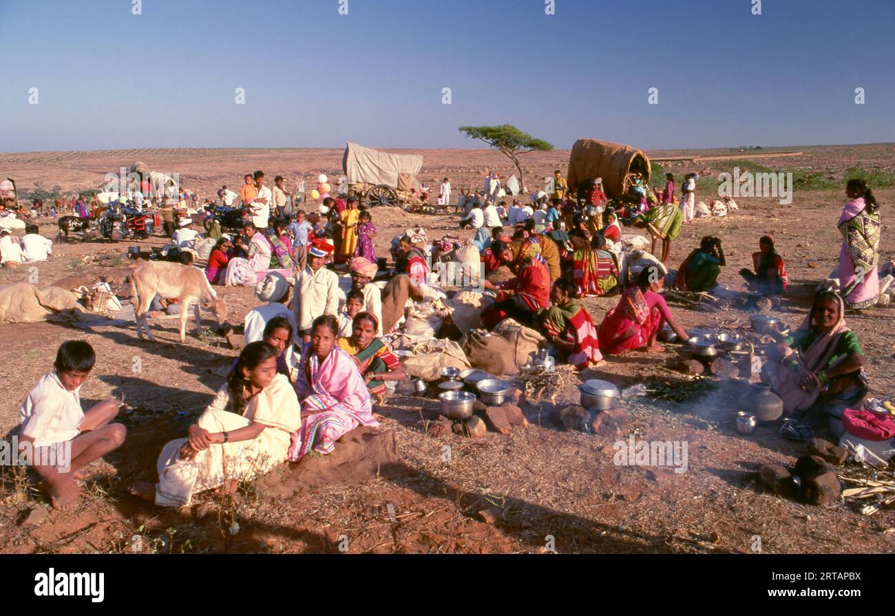 Inde : préparation du repas du soir dans un camp de pèlerins, fête de Poornima, près du temple Yellamma, Saundatti, Karnataka (1994). Chaque année dans le mois hindou de Magh (janvier - février) plus d'un demi-million de personnes se rassemblent autour du minuscule temple de la déesse Yellamma à Saundatti. Yellamma est la patronne des devadasi ou des femmes dédiées au service d'une divinité ou d'un temple. Banque D'Images
