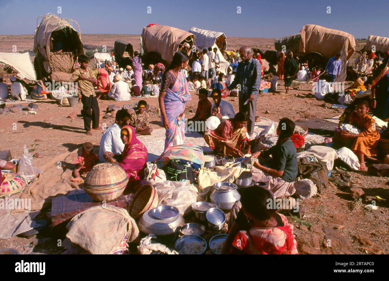 Inde : préparation du repas du soir dans un camp de pèlerins, fête de Poornima, près du temple Yellamma, Saundatti, Karnataka (1994). Chaque année dans le mois hindou de Magh (janvier - février) plus d'un demi-million de personnes se rassemblent autour du minuscule temple de la déesse Yellamma à Saundatti. Yellamma est la patronne des devadasi ou des femmes dédiées au service d'une divinité ou d'un temple. Banque D'Images