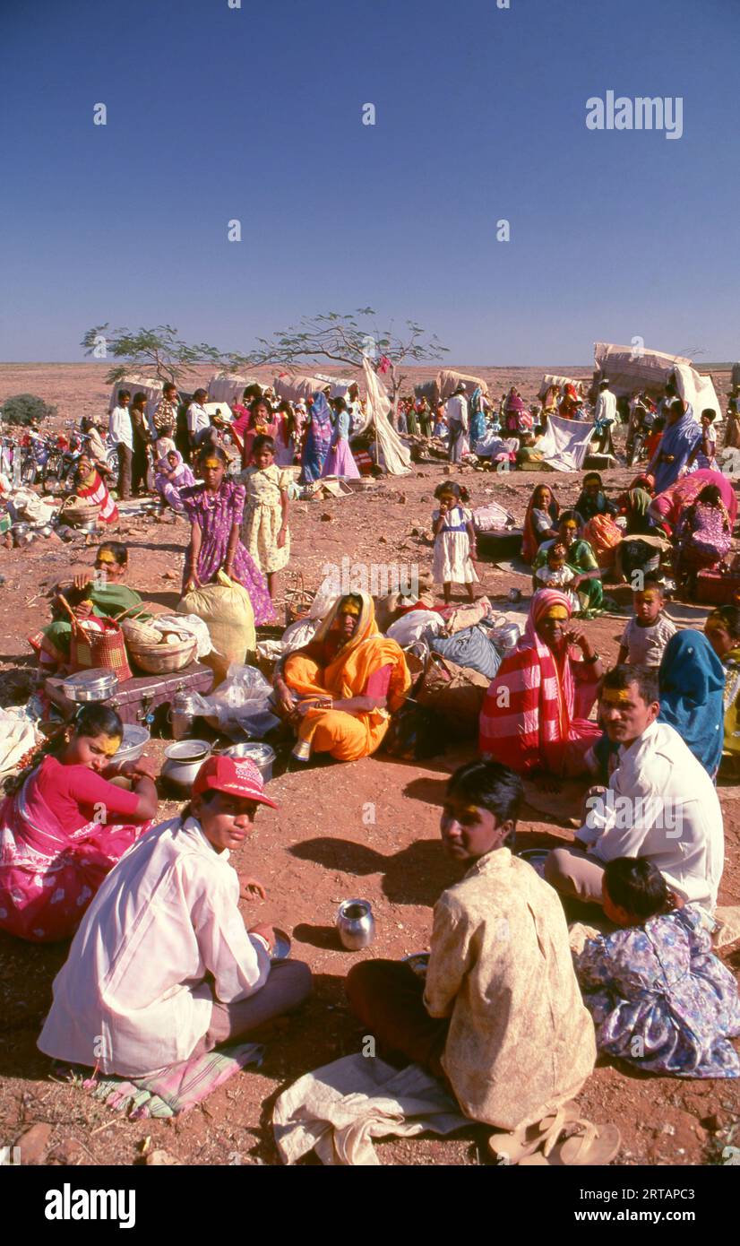 Inde : un camp de pèlerins, fête de Poornima tenue près du temple Yellamma, Saundatti, Karnataka (1994). Chaque année dans le mois hindou de Magh (janvier - février) plus d'un demi-million de personnes se rassemblent autour du minuscule temple de la déesse Yellamma à Saundatti. Yellamma est la patronne des devadasi ou des femmes dédiées au service d'une divinité ou d'un temple. Banque D'Images