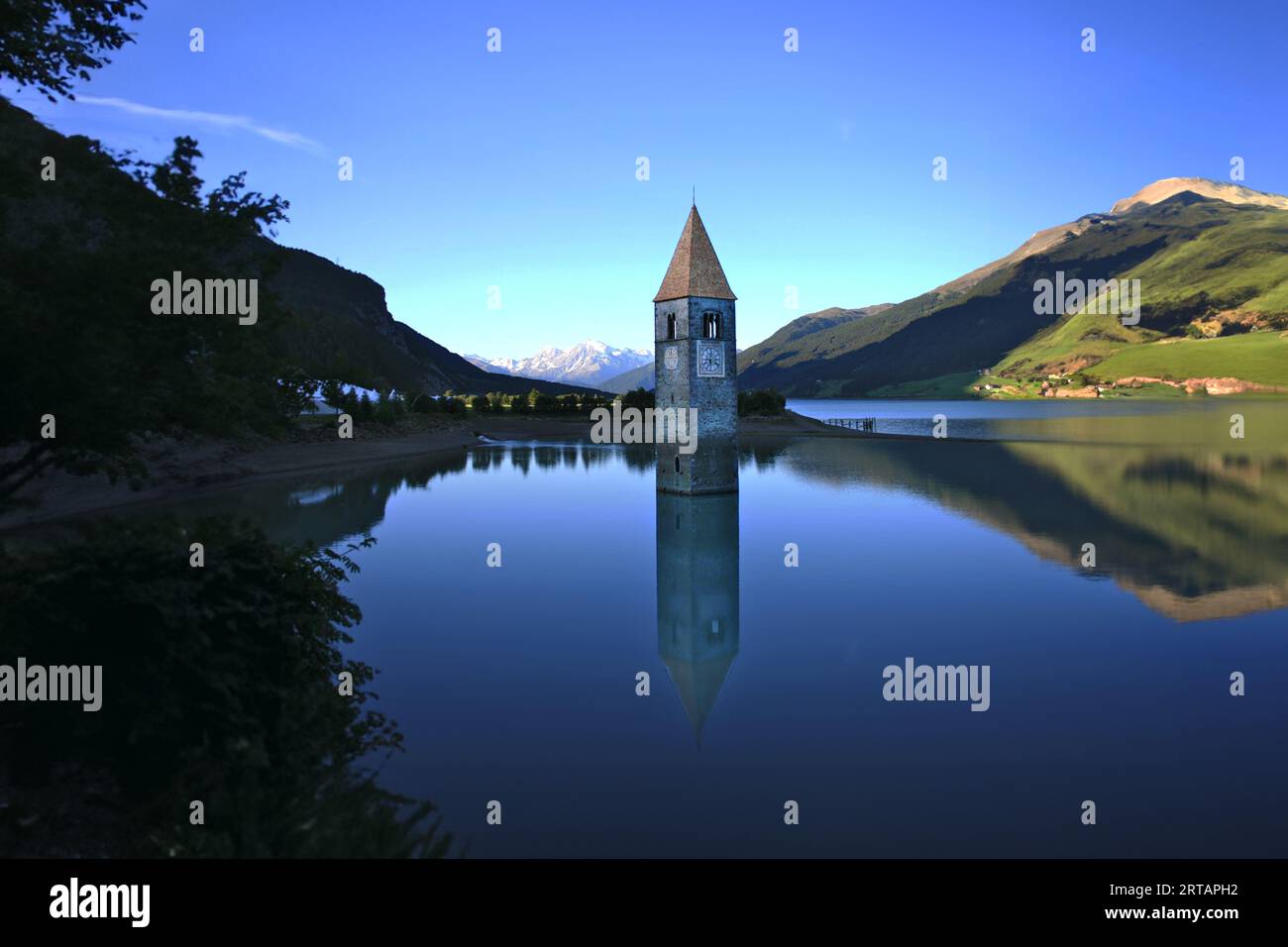 Le clocher dans le lac Resia Trentino Alto Adige Italie Banque D'Images