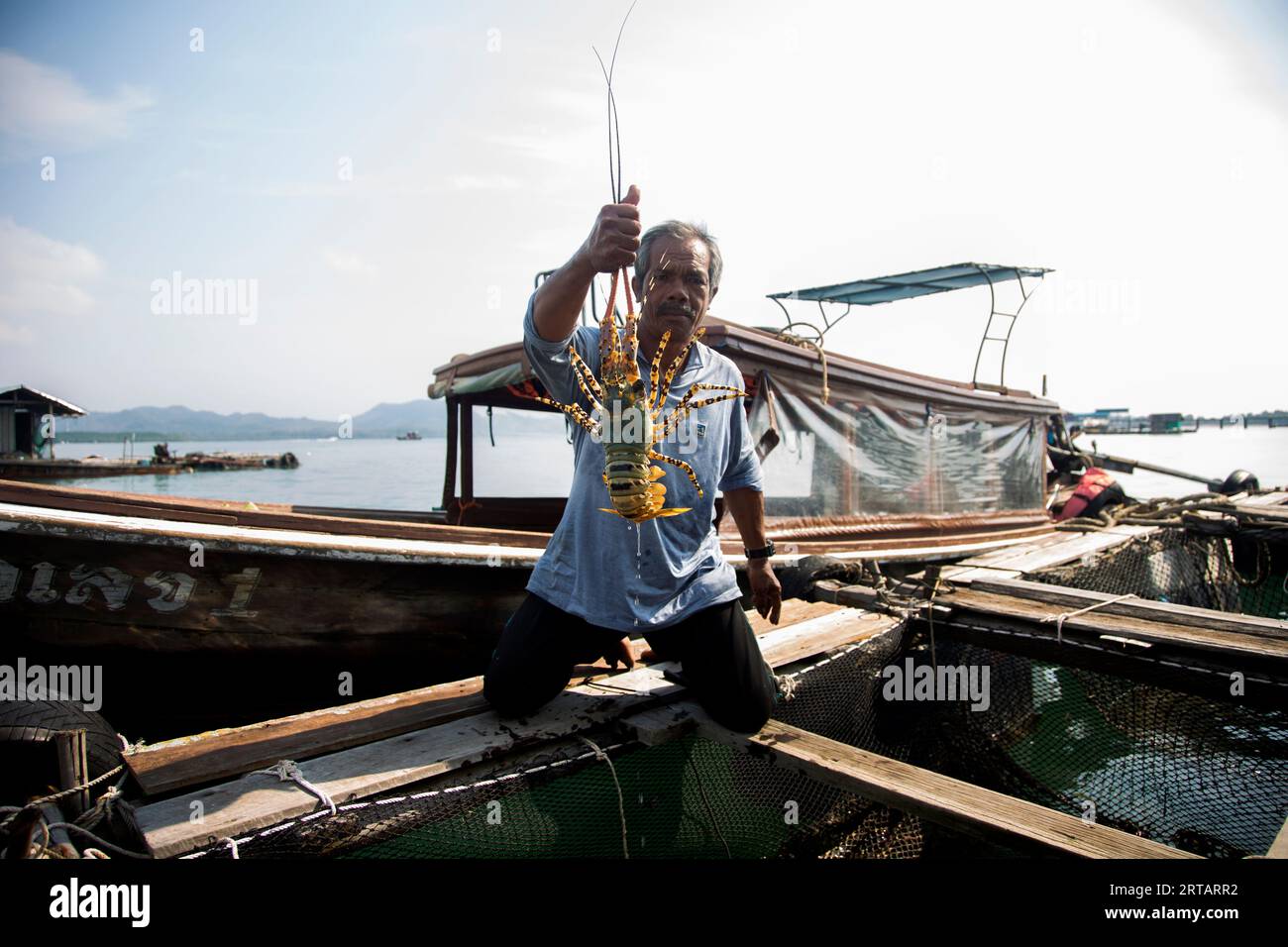 Koh Yao, Thaïlande ; 1 janvier 2023 : pêcheur local dans une ferme de homards sur une île du sud de la Thaïlande. Banque D'Images