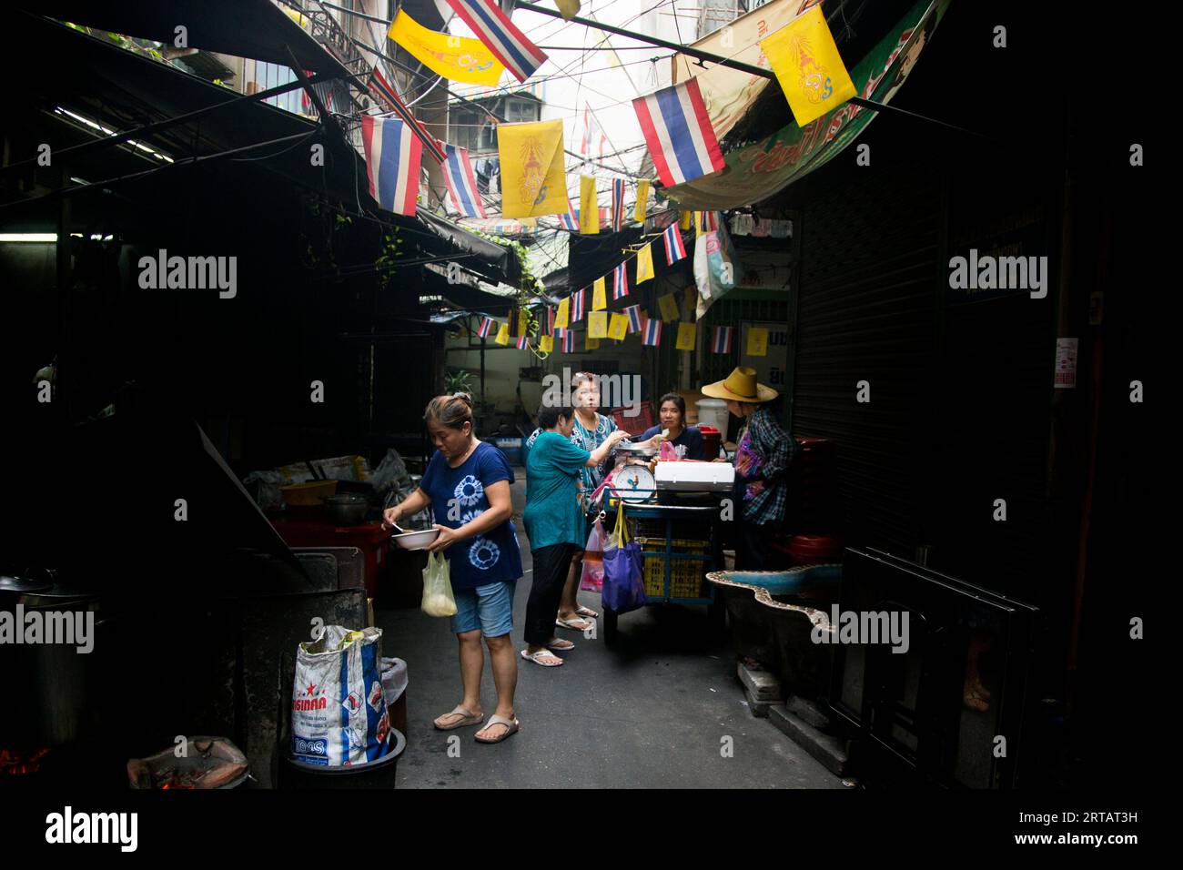 Bangkok, Thaïlande ; 1 janvier 2023 : un groupe de femmes préparant de la nourriture de rue dans une rue de la ville. Banque D'Images