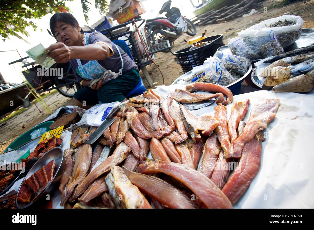 Sichon, Thaïlande ; 1 janvier 2023 : vendeurs et acheteurs au marché aux poissons sur la plage de Sichon. Banque D'Images