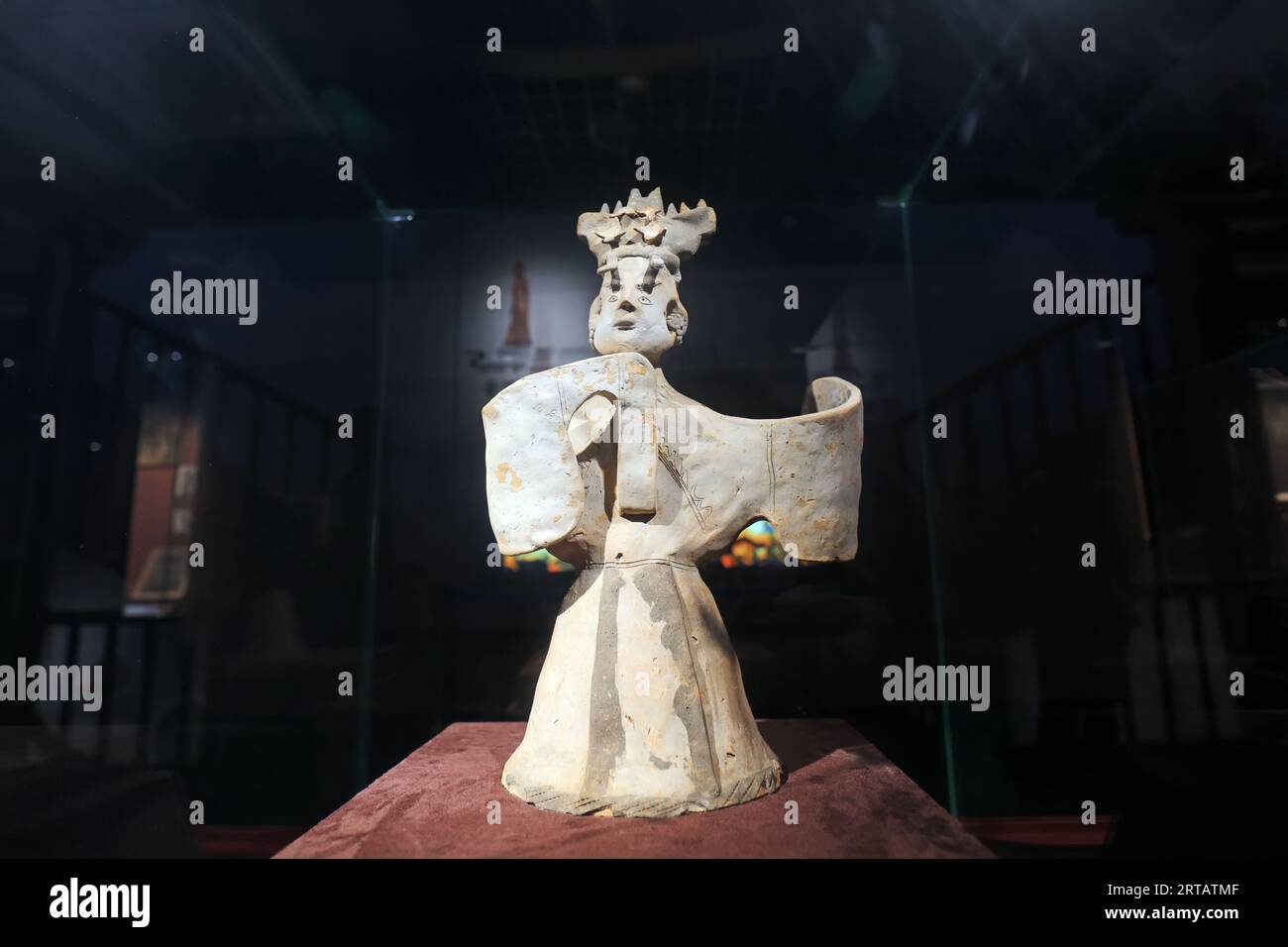 Guangzhou City, Chine - 5 avril 2019 : sculpture de chanteur en céramique de la dynastie Han orientaux dans le musée, ville de Guangzhou, province du Guangdong, Chine Banque D'Images