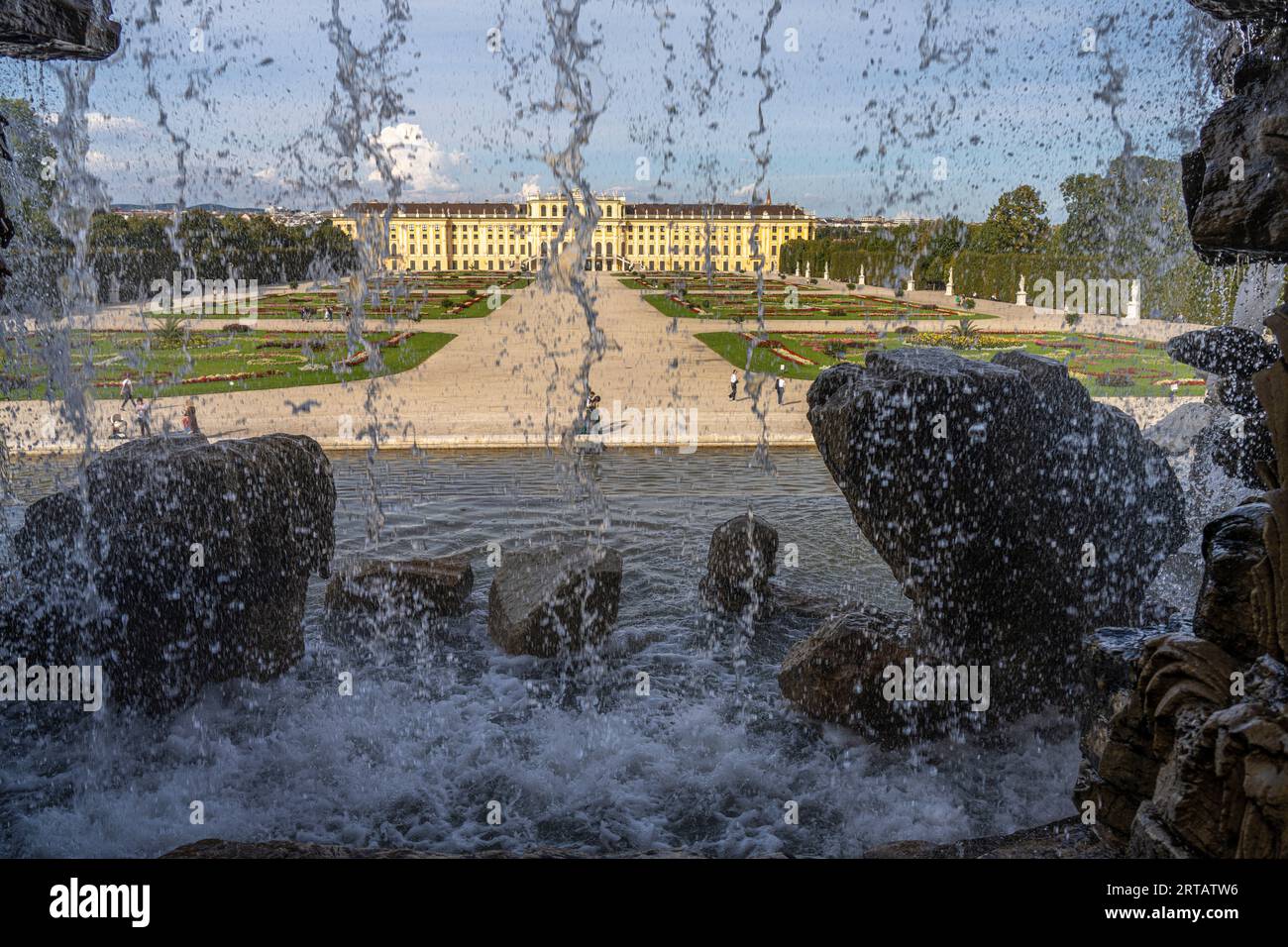 Vue à travers la fontaine de Neptune jusqu'au parc et palais de Schönbrunn, site du patrimoine mondial de l'UNESCO à Vienne, Autriche, Europe Banque D'Images