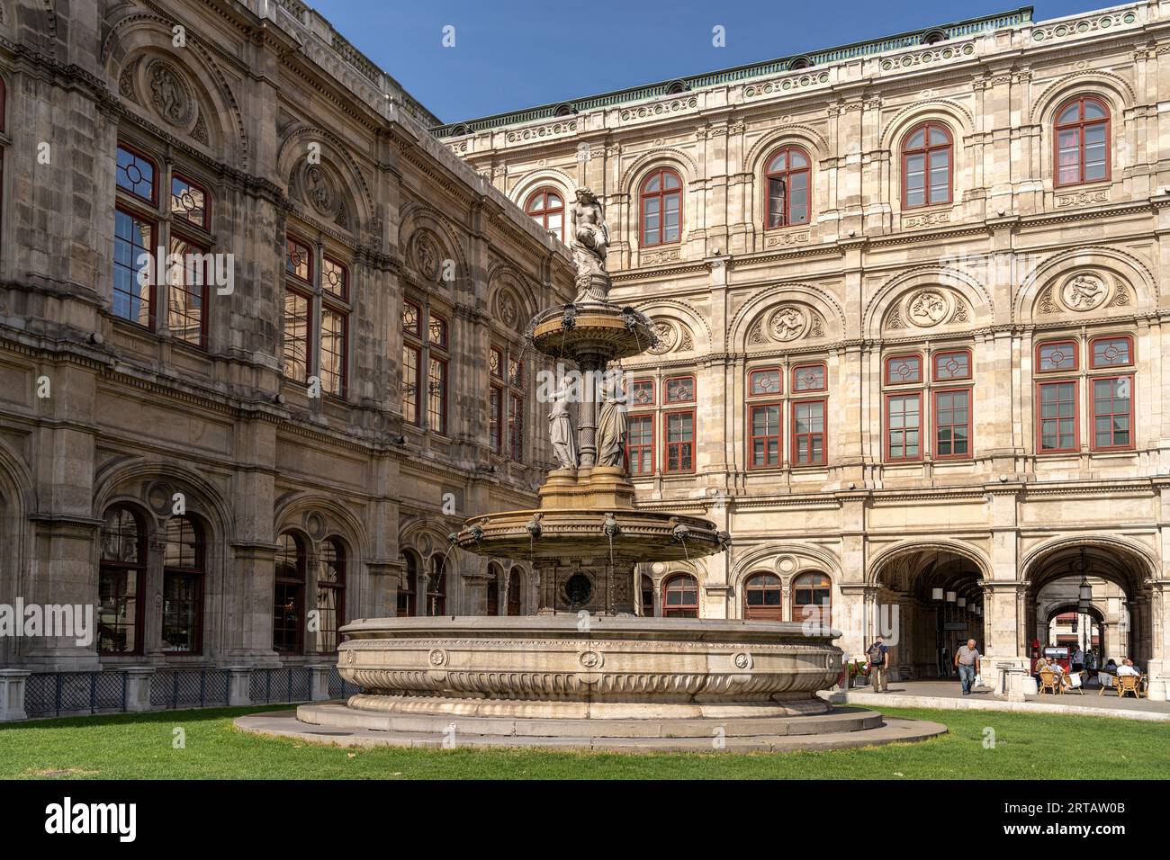 Fontaine de l'Opéra en face de l'Opéra national de Vienne, Vienne, Autriche, Europe Banque D'Images