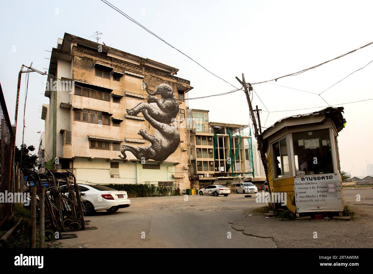 Bangkok, Thaïlande ; 1 janvier 2023 : un bâtiment décoré avec de l'art graffiti urbain Banque D'Images