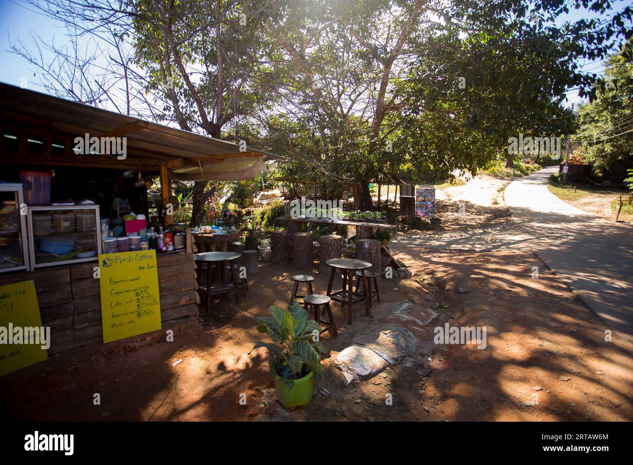 Chiang Mai, Thaïlande ; 1 janvier 2023 : un restaurant pour touristes dans un village dans les montagnes de Chiang Mai. Banque D'Images