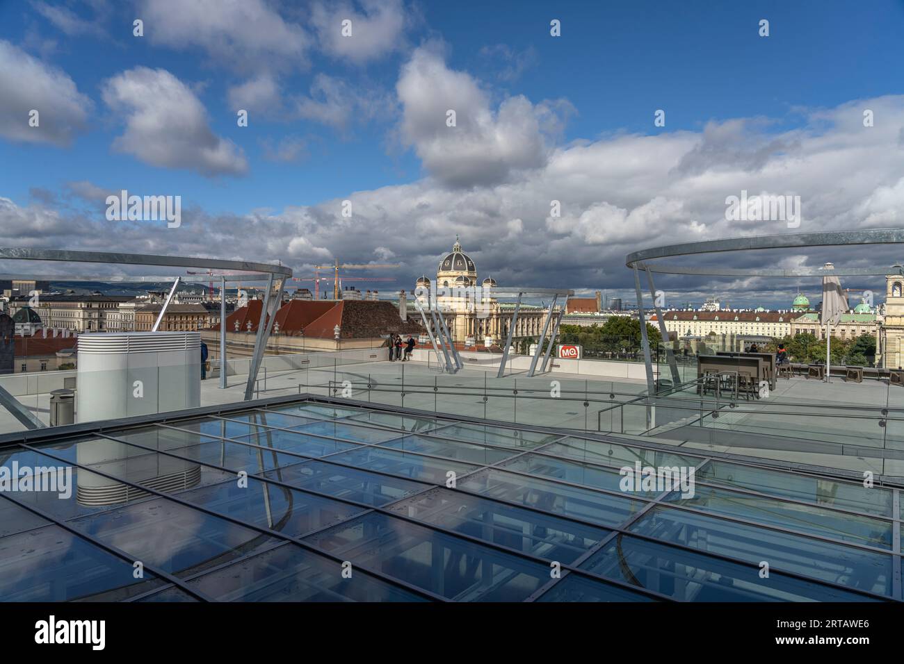 Le MQ Dragonfly sur le toit du Musée Leopold avec vue sur Vienne, MuseumsQuartier MQ à Vienne, Autriche, Europe Banque D'Images Le MQ Dragonfly sur le toit du Musée Leopold avec vue sur Vienne, MuseumsQuartier MQ à Vienne, Autriche, Europe Banque D'Images