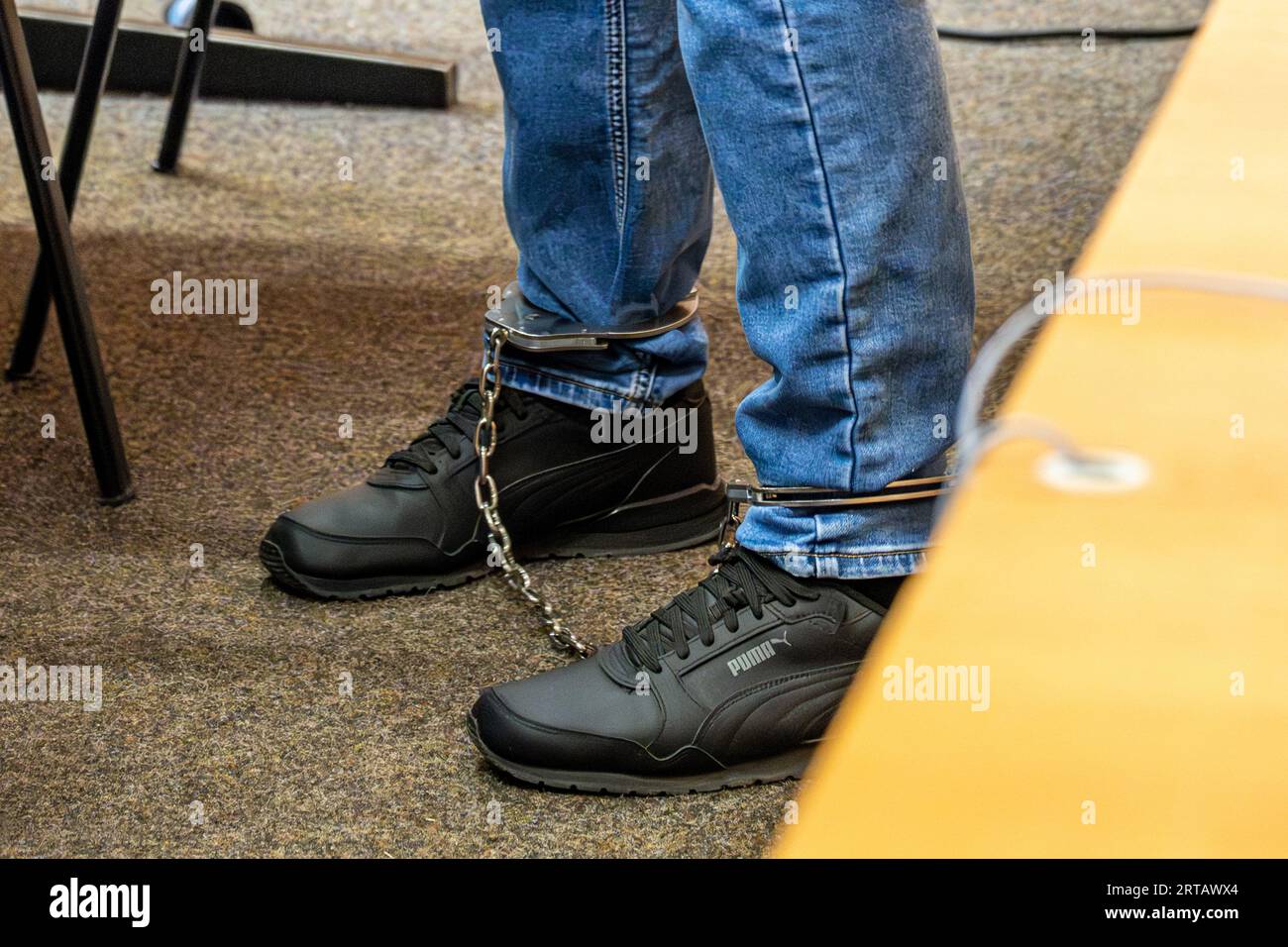 Landshut, Allemagne. 12 septembre 2023. Le défendeur se tient debout dans la salle d ' audience du tribunal régional, les pieds enchaînés. L'infirmière est accusée d'avoir causé des blessures mortelles à une personne âgée de 89 ans et de l'avoir laissée sans défense. La femme mourut quelques jours plus tard. Crédit : Armin Weigel/dpa/Alamy Live News Banque D'Images