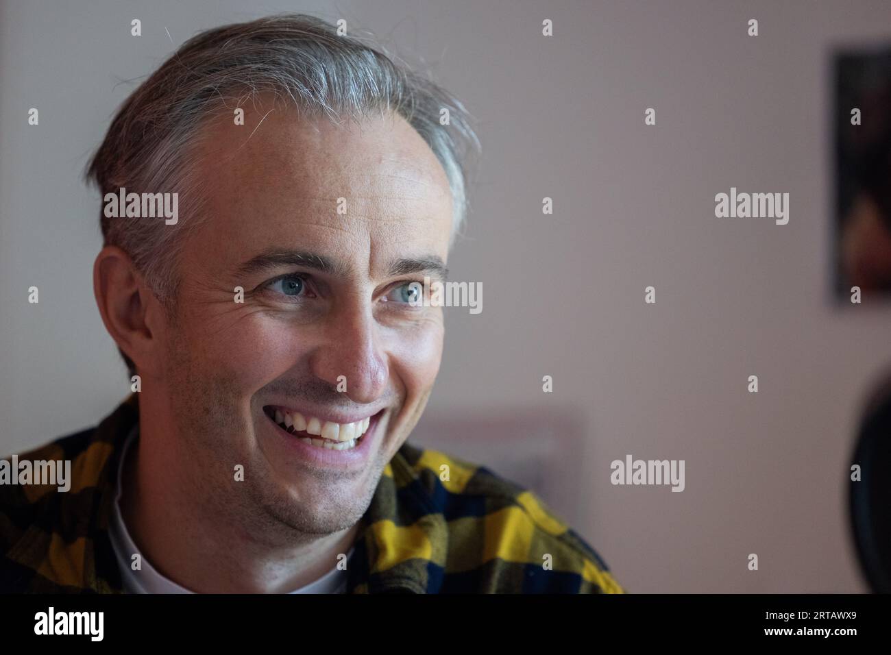 Cologne, Allemagne. 11 septembre 2023. Jan Böhmermann, présentateur et journaliste, s’exprime lors d’un entretien avec dpa dans son bureau au Studio Ehrenfeld. Crédit : Rolf Vennenbernd/dpa/Alamy Live News Banque D'Images