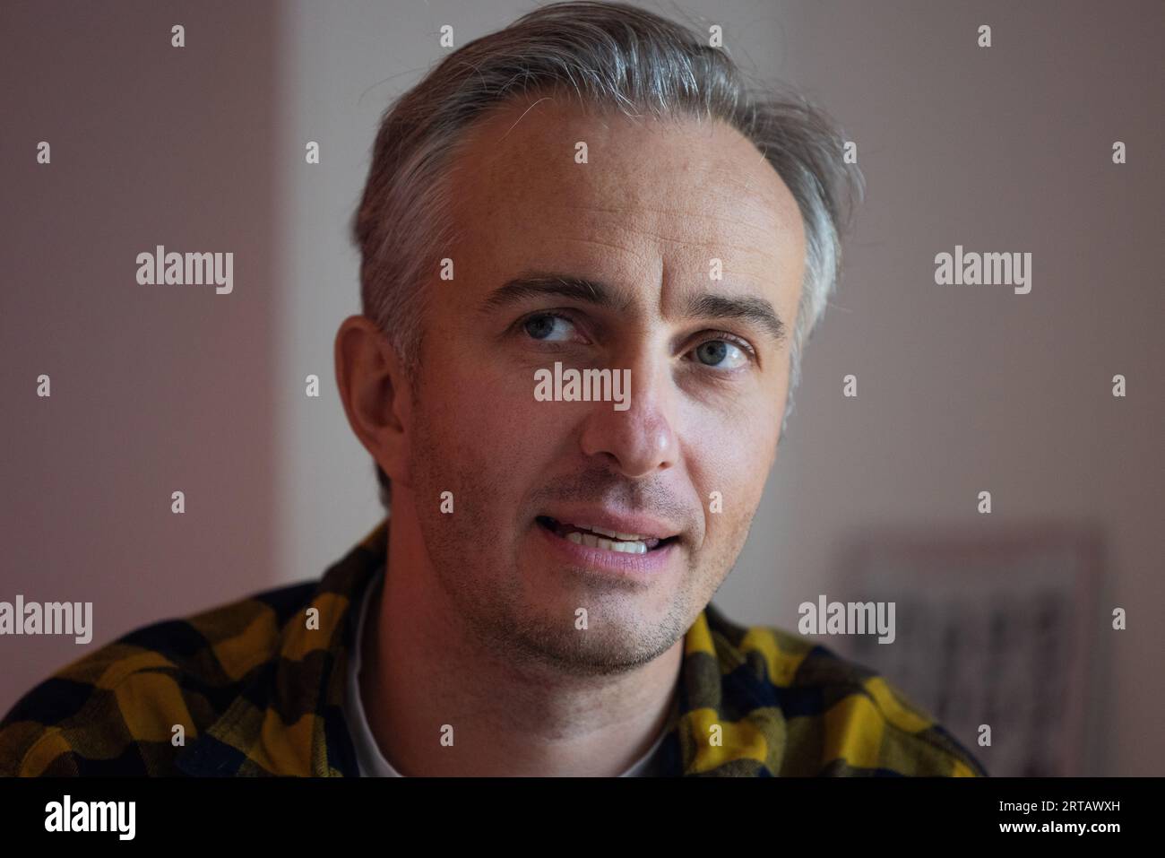 Cologne, Allemagne. 11 septembre 2023. Jan Böhmermann, présentateur et journaliste, s’exprime lors d’un entretien avec dpa dans son bureau au Studio Ehrenfeld. Crédit : Rolf Vennenbernd/dpa/Alamy Live News Banque D'Images
