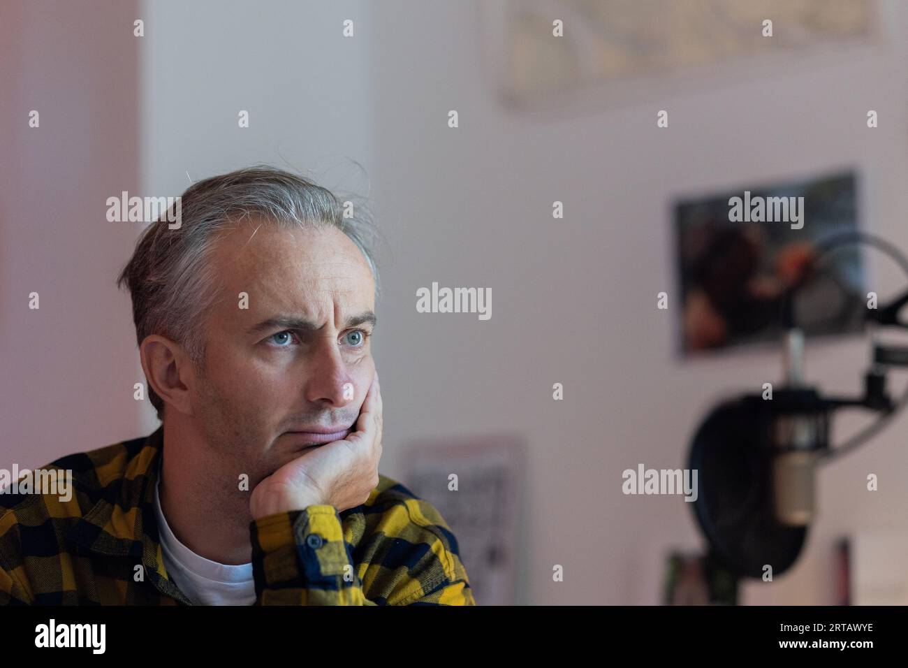 Cologne, Allemagne. 11 septembre 2023. Jan Böhmermann, présentateur et journaliste, s’exprime lors d’un entretien avec dpa dans son bureau au Studio Ehrenfeld. Crédit : Rolf Vennenbernd/dpa/Alamy Live News Banque D'Images