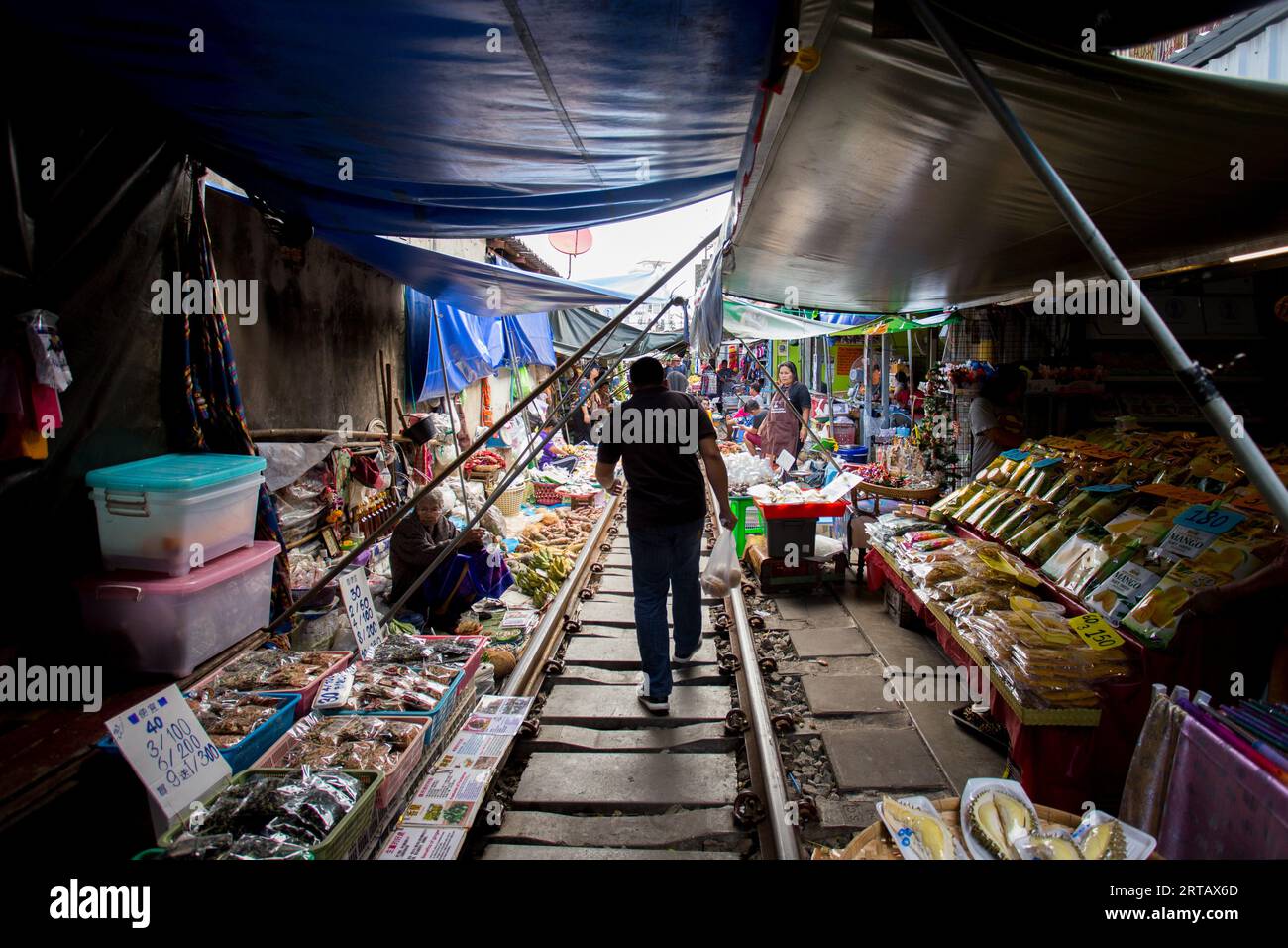 Bangkok, Thaïlande ; 1 janvier 2023 : ambiance et vendeurs au marché ferroviaire Maeklong à Bangkok. Banque D'Images