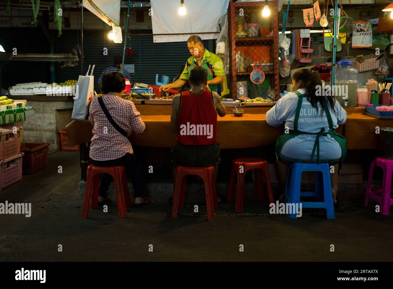 Bangkok, Thaïlande ; 1 janvier 2023 : ambiance et vendeurs au marché alimentaire central Khlong Toei à Bangkok. Banque D'Images