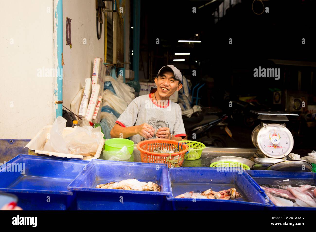 Bangkok, Thaïlande ; 1 janvier 2023 : ambiance et vendeurs au marché alimentaire central Khlong Toei à Bangkok. Banque D'Images