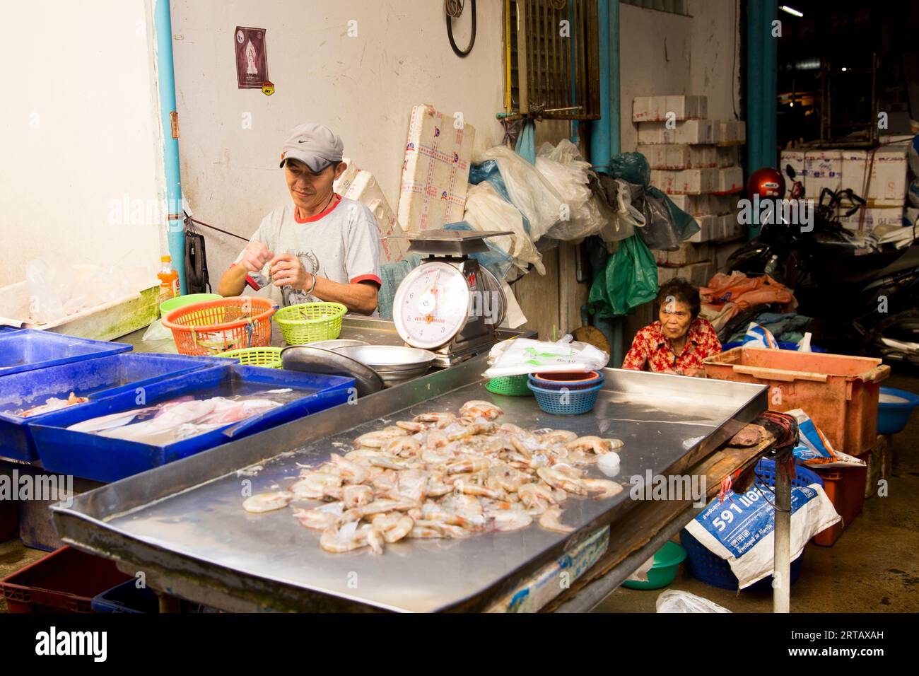 Bangkok, Thaïlande ; 1 janvier 2023 : ambiance et vendeurs au marché alimentaire central Khlong Toei à Bangkok. Banque D'Images